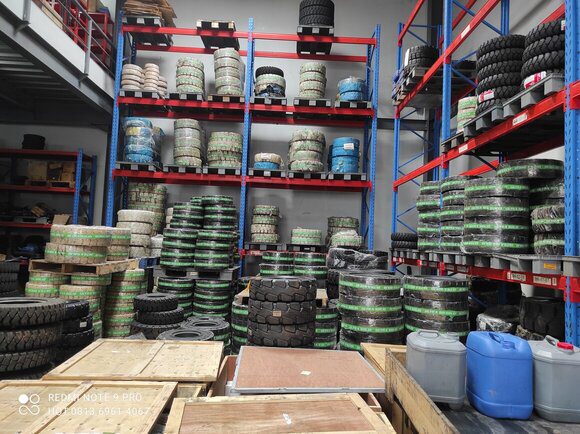 Harga Ban Forklift 300-15-18